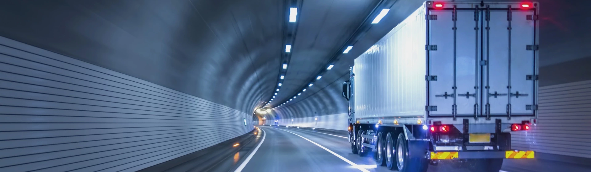 Ciężarówka jadąca tunelem